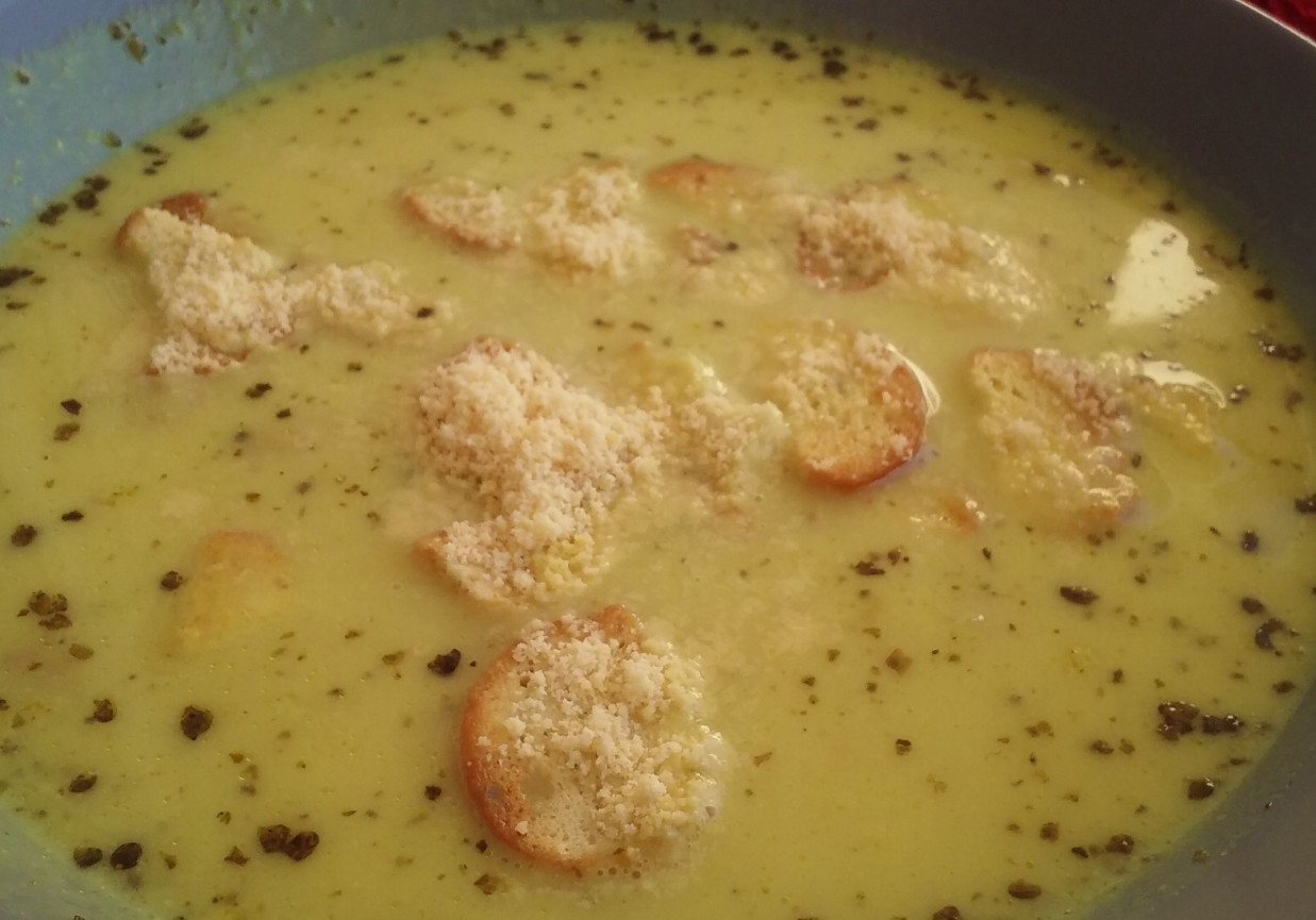 Zupa czosnkowa w bake rollsami foto