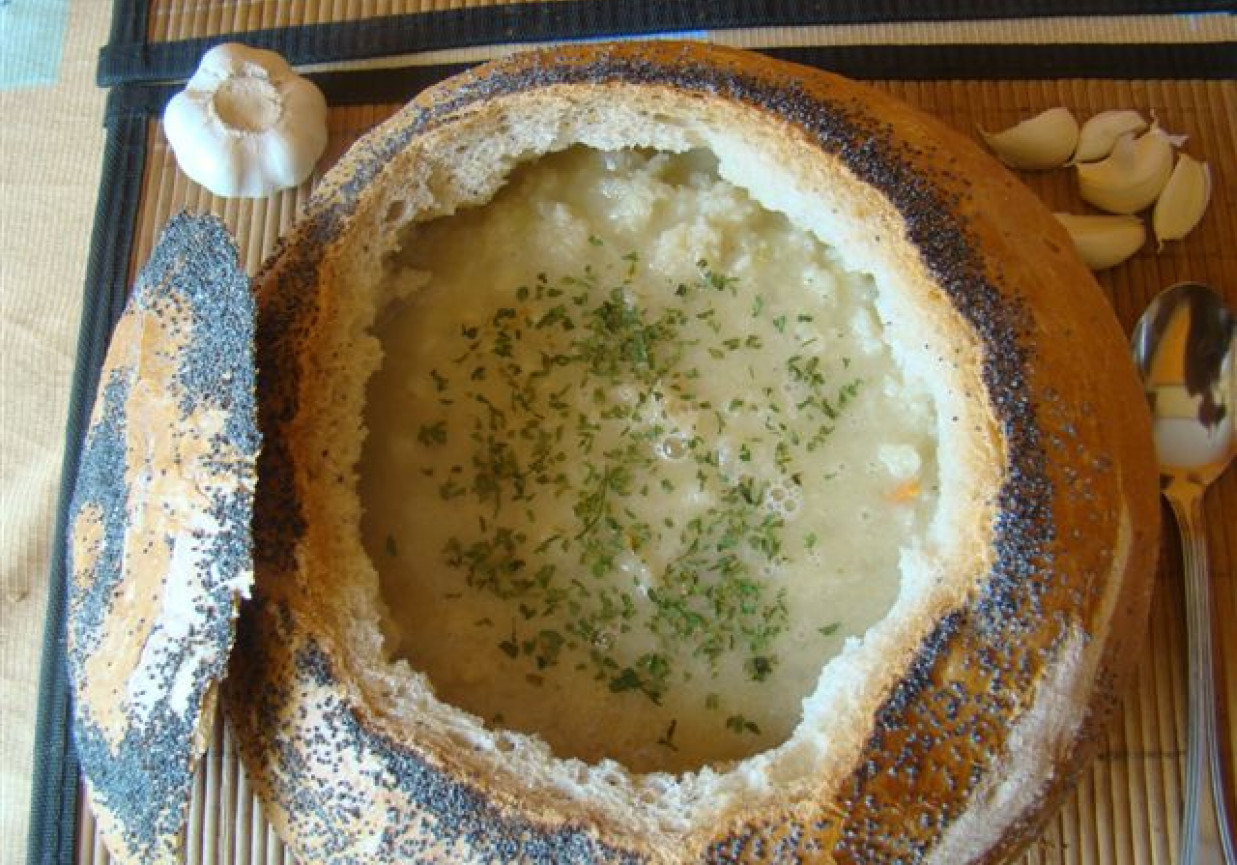 Zupa czosnkowa w bochenku foto