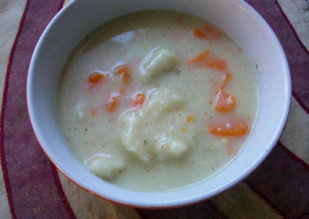 Fotografia przedstawiająca Zupa czosnkowa z kluskami