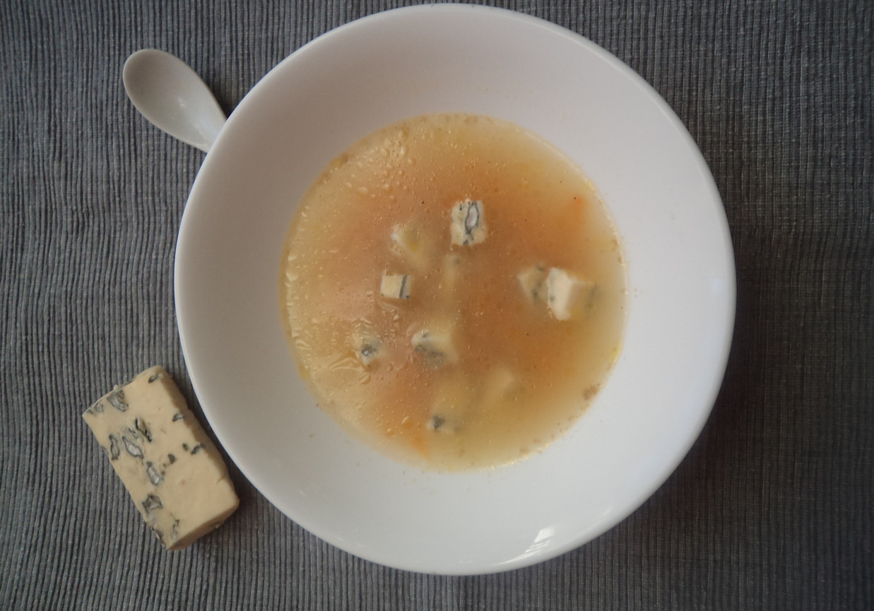Zupa czosnkowa z papryczkami Baby i serem z niebieską pleśnią :) foto