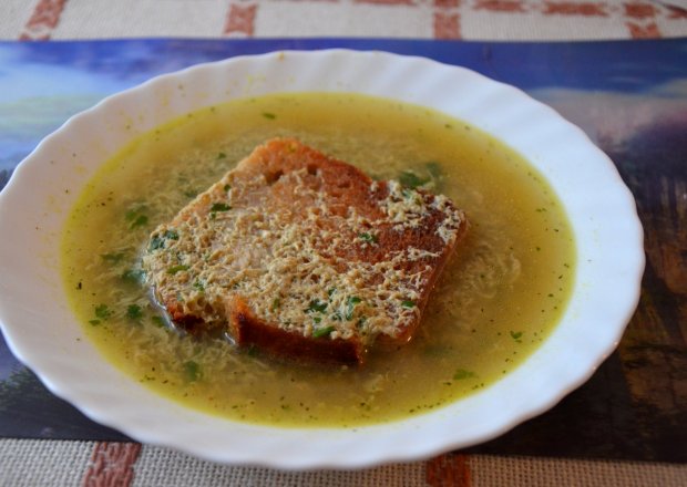 Fotografia przedstawiająca Zupa czosnkowa z tostami