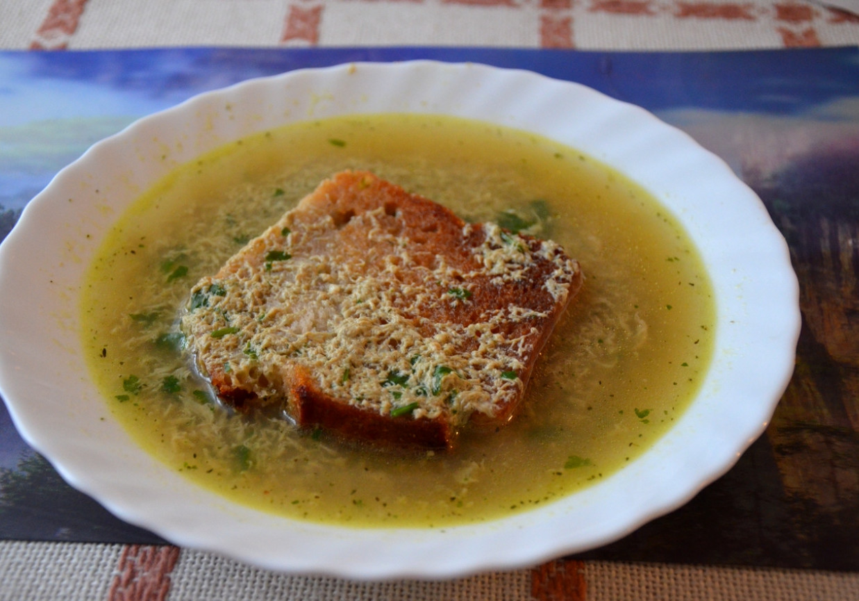Zupa czosnkowa z tostami foto
