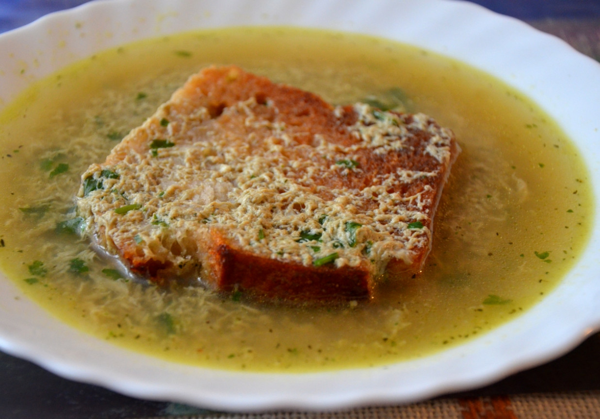 Zupa czosnkowa z tostami foto