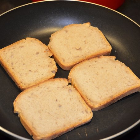 Krok 5 - Zupa czosnkowa z tostami foto
