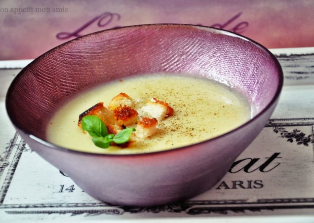 Fotografia przedstawiająca zupa czosnkowa ZUPPA DI AGLIO