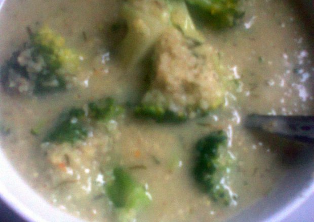 Fotografia przedstawiająca zupa czosnkowo-brokułowa