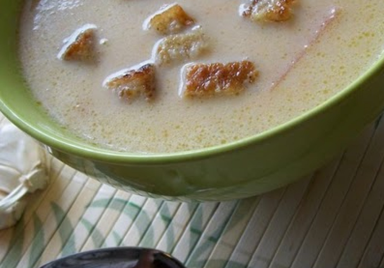 zupa czosnkowo-ziemniaczana foto