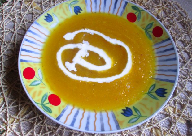 Fotografia przedstawiająca Zupa dyniowa na wywarze warzywnym