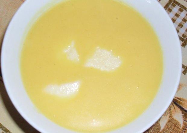 Fotografia przedstawiająca zupa dyniowa z kluskami