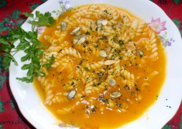 Fotografia przedstawiająca Zupa dyniowa z makaronem