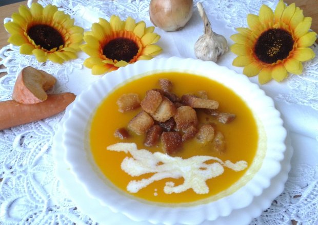 Fotografia przedstawiająca Zupa dyniowa z marchwią i ziemniakami