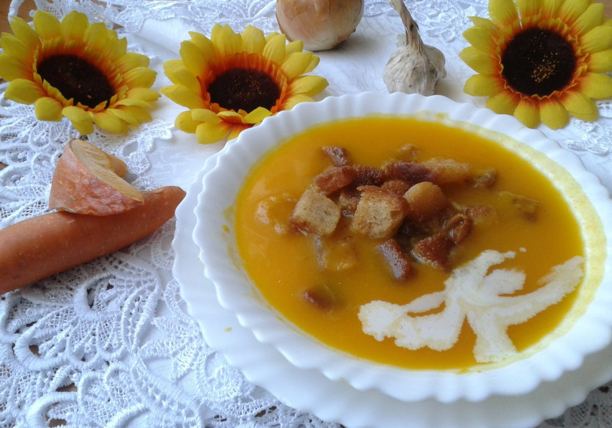 Zupa dyniowa z marchwią i ziemniakami foto