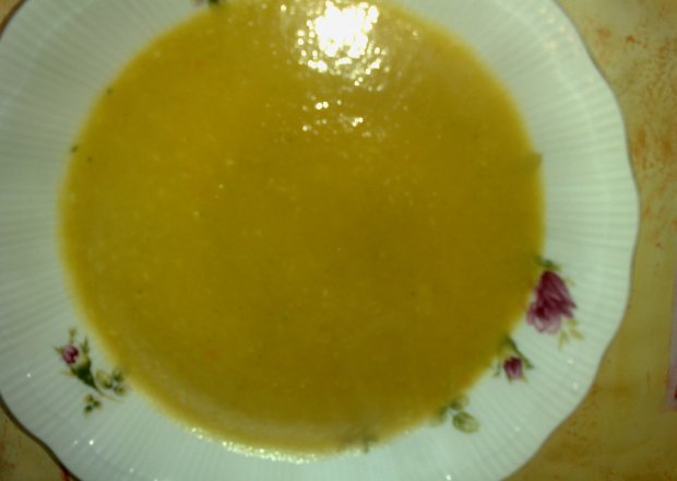 Fotografia przedstawiająca zupa dyniowa z pastą zieloną curry