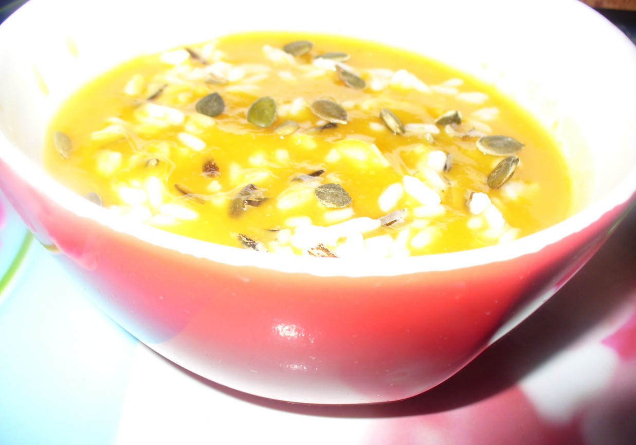 Zupa dyniowa z  ryżem  posypana pestkami dyni foto