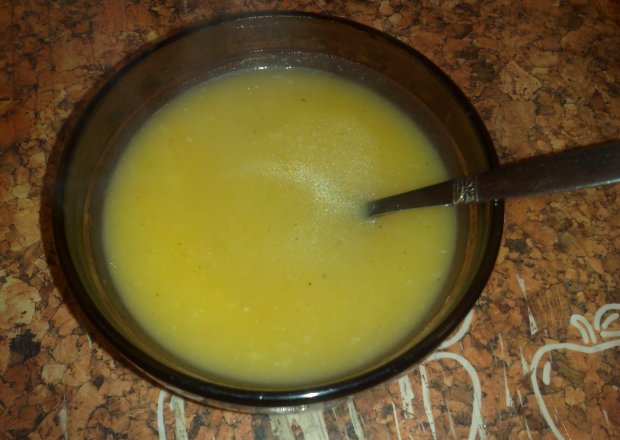 Fotografia przedstawiająca zupa dyniowa z serem smażonym
