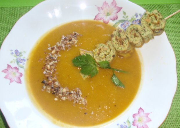 Fotografia przedstawiająca Zupa dyniowa z szaszłykiem