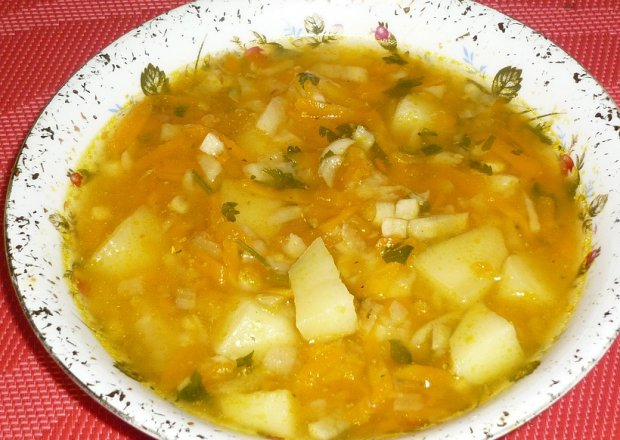 Fotografia przedstawiająca Zupa dyniowa z ziemniakami i natką
