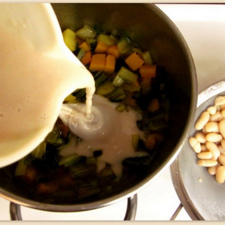 Krok 5 - Zupa dyniowo- fasolaowa ze szpinakiem foto