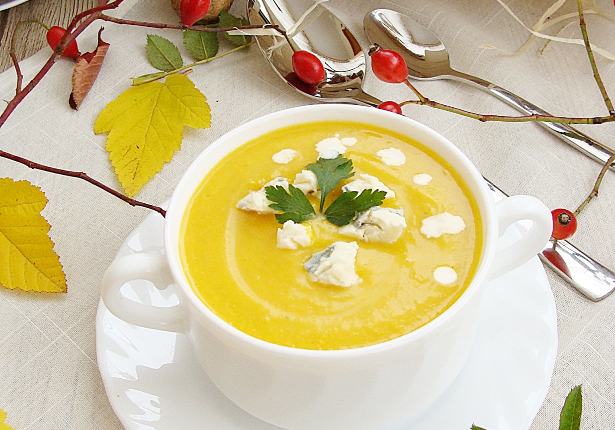 Zupa dyniowo-kukurydziana z karotką  i serem lazur foto