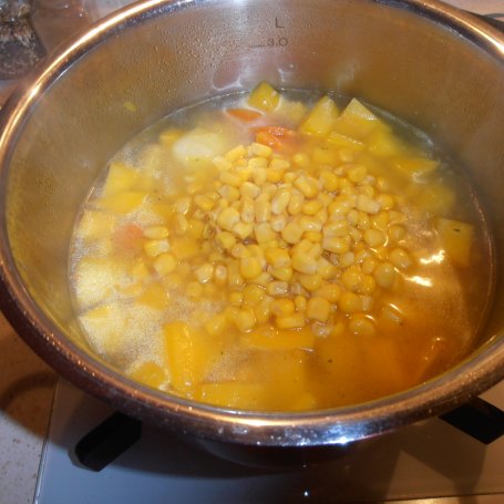 Krok 3 - Zupa dyniowo-kukurydziana z karotką  i serem lazur foto