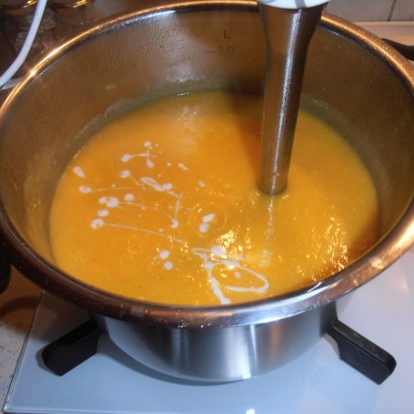 Krok 4 - Zupa dyniowo-kukurydziana z karotką  i serem lazur foto