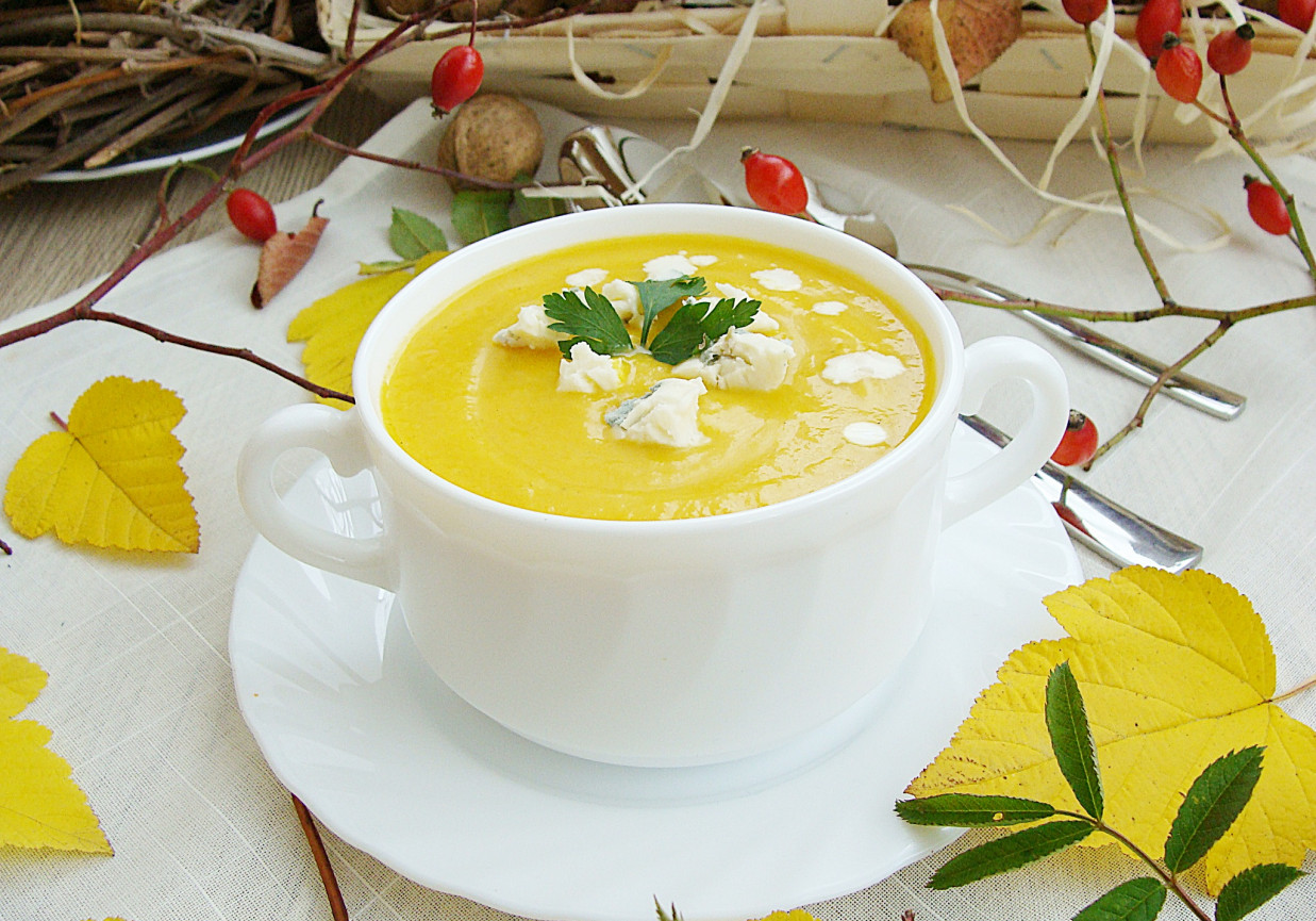 Zupa dyniowo-kukurydziana z karotką  i serem lazur foto