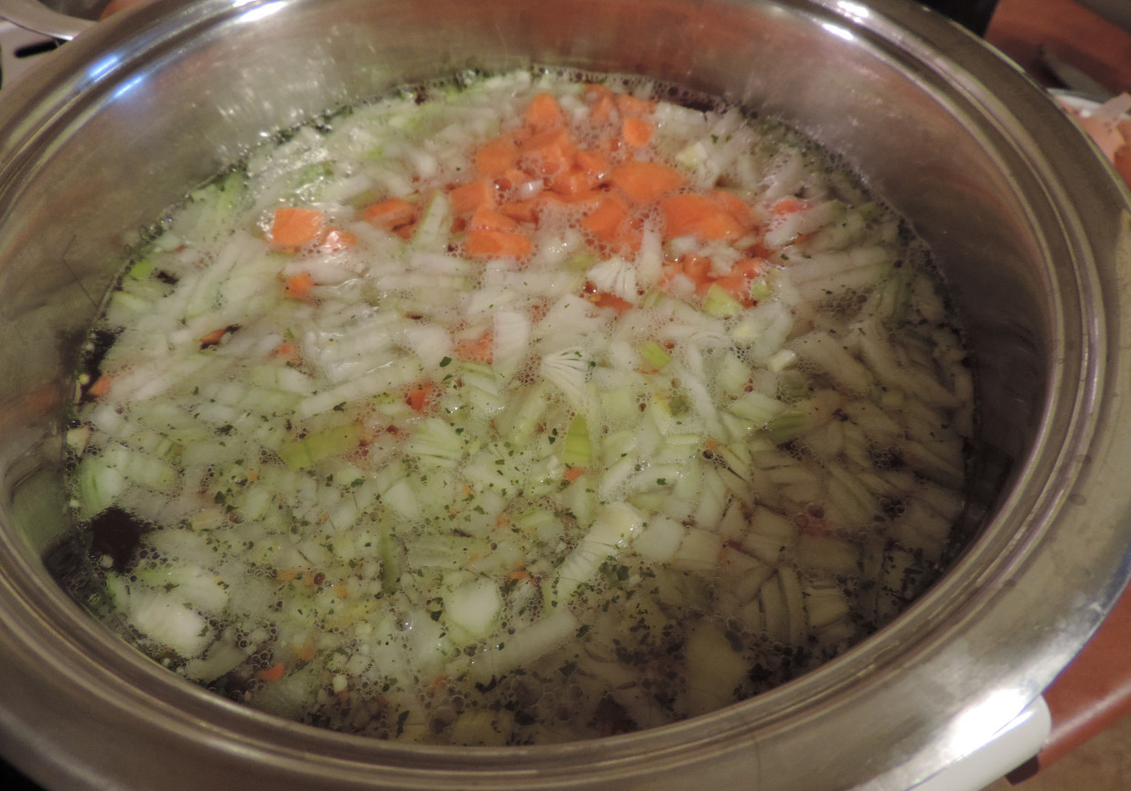 Zupa fasolkowa z zielonych groszkiem  foto
