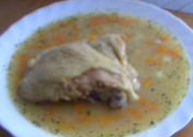 Fotografia przedstawiająca Zupa fasolowa na kawałku kurczaka