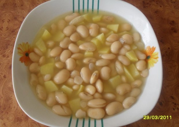 Fotografia przedstawiająca Zupa fasolowa na słodko-kwaśno