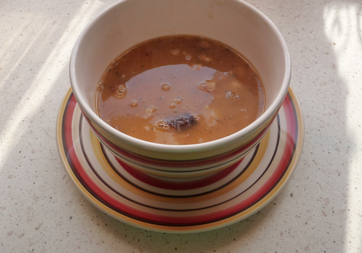 Zupa fasolowa na wędzonych żeberkach foto