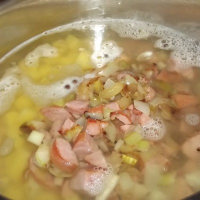 Zupa fasolowa podawana w grahamce