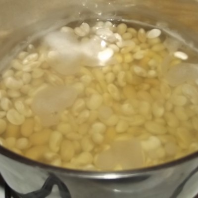 Zupa fasolowa podawana w grahamce