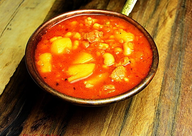 Fotografia przedstawiająca Zupa fasolowa z cielęciną