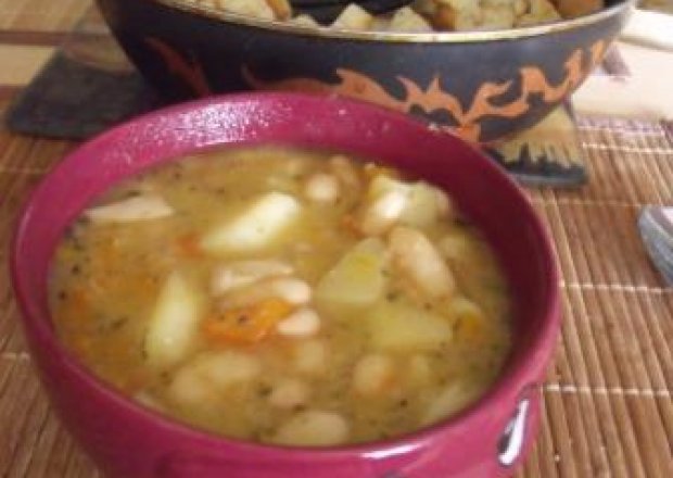 Fotografia przedstawiająca Zupa fasolowa z czonskowymi grzankami