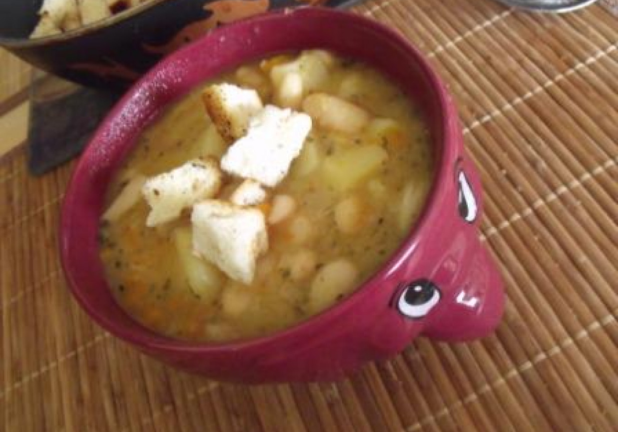Zupa fasolowa z czonskowymi grzankami foto