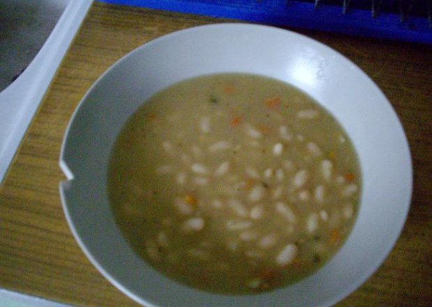 Fotografia przedstawiająca zupa fasolowa z grzankami