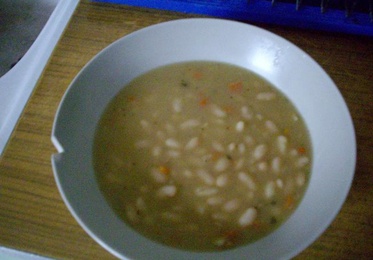 zupa fasolowa z grzankami foto