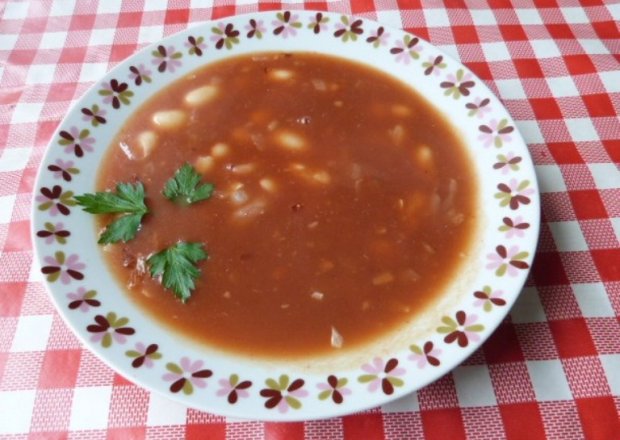 Fotografia przedstawiająca Zupa fasolowa z koncentratem pomidorowym