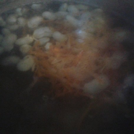 Krok 2 - Zupa fasolowa z majerankiem  foto