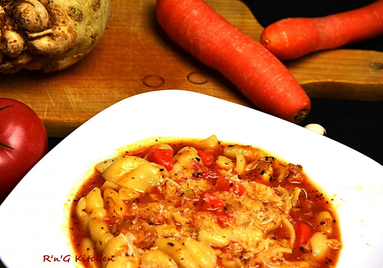 Zupa fasolowa z makaronem i pomidorami foto