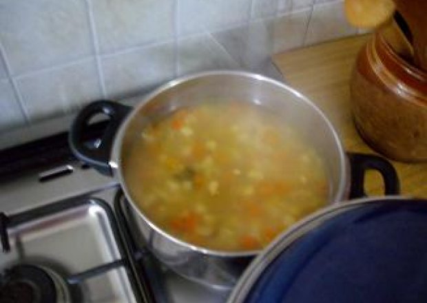 Fotografia przedstawiająca zupa fasolowa z makaronem