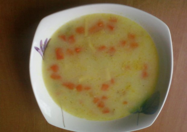 Fotografia przedstawiająca zupa fasolowa z marchewką i groszkiem