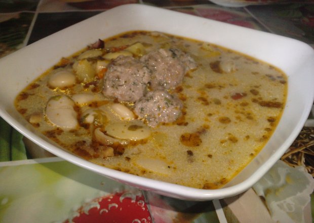 Fotografia przedstawiająca Zupa fasolowa z pulpecikami