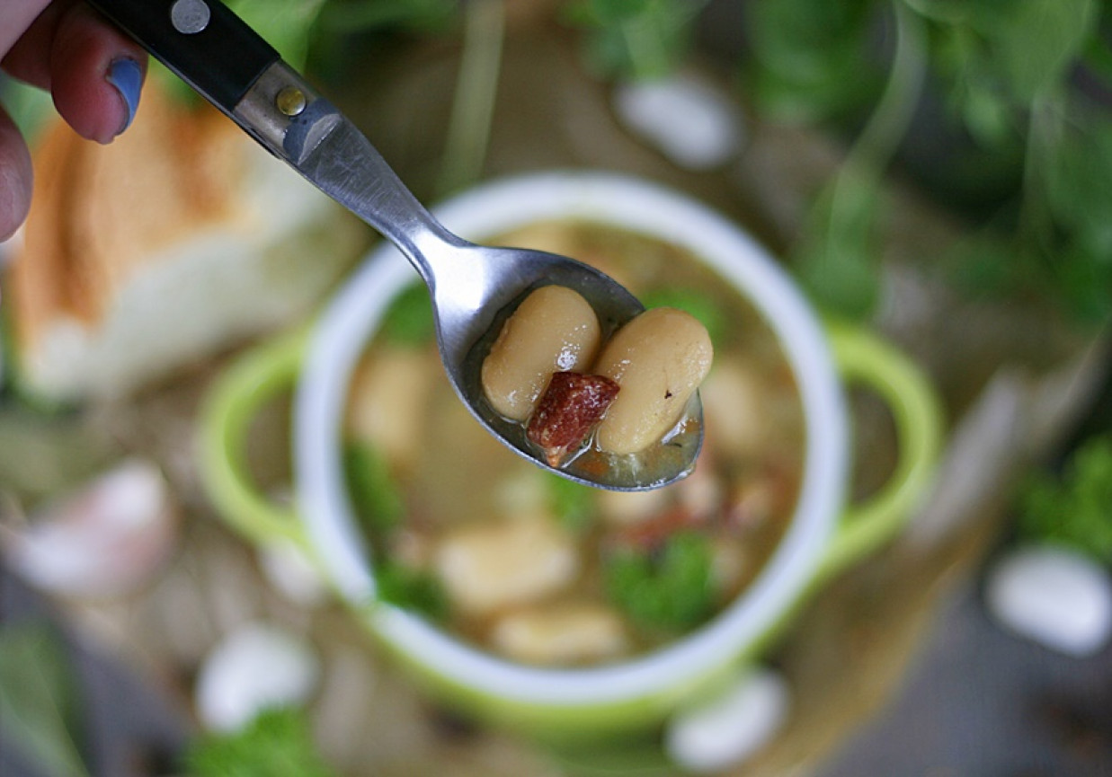 Zupa fasolowa z wędzonym boczkiem foto
