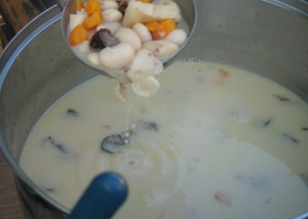 Fotografia przedstawiająca Zupa fasolowa z wędzonymi śliwkami