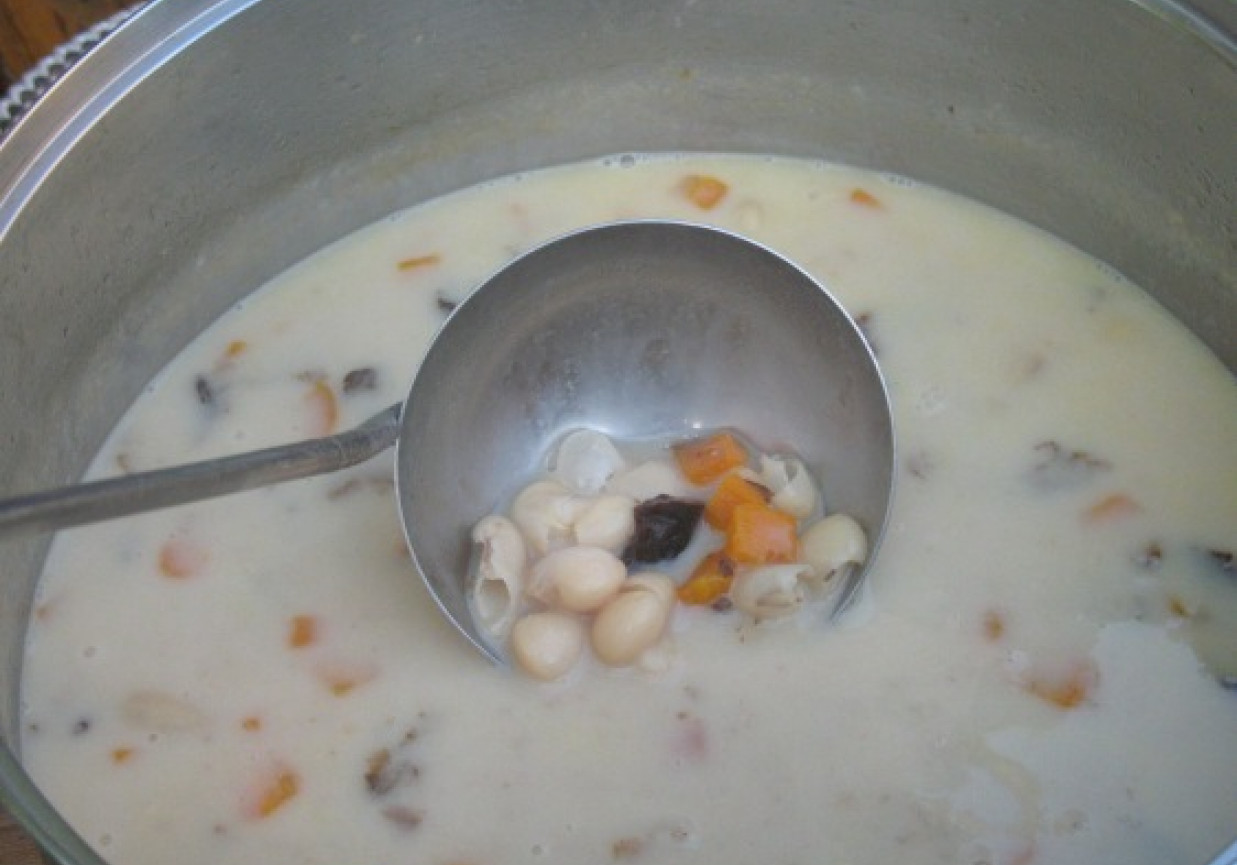 Zupa fasolowa z wędzonymi śliwkami foto