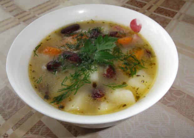 Fotografia przedstawiająca Zupa fasolowa z ziemniaczkami