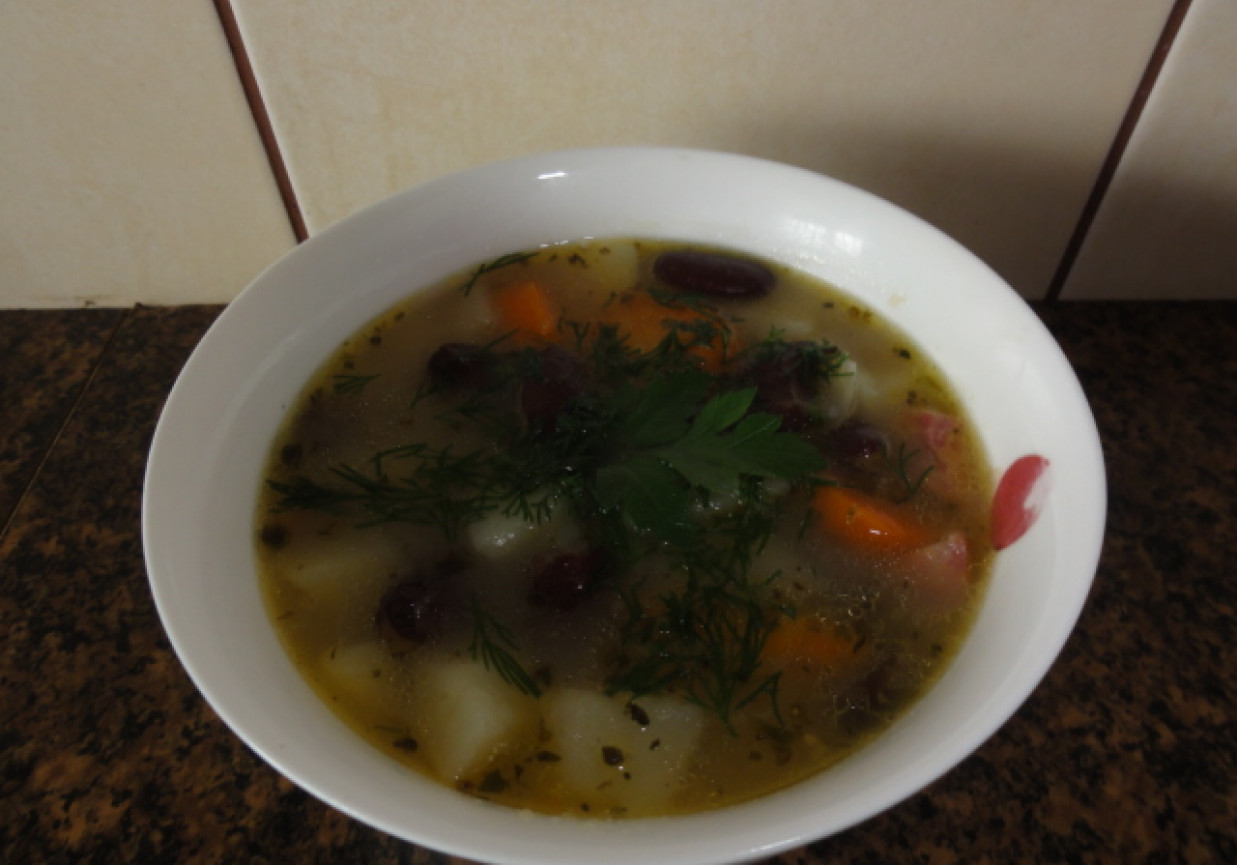 Zupa fasolowa z ziemniaczkami foto