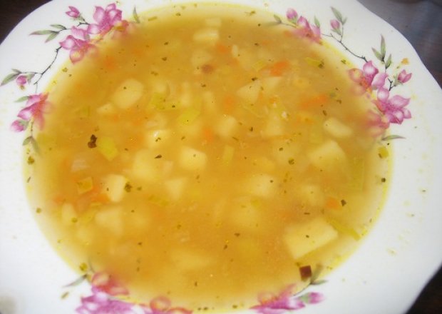 Fotografia przedstawiająca zupa fasolowa z ziemniakami