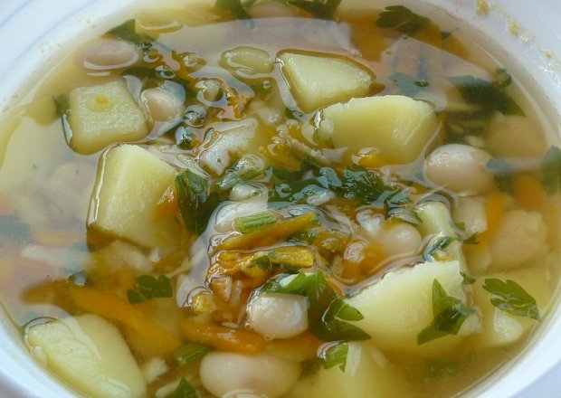 Fotografia przedstawiająca Zupa fasolowo-warzywna z natką